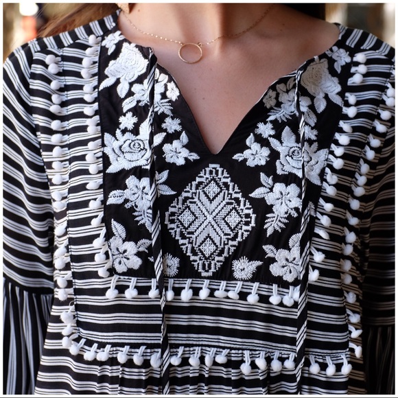 ✨LAST ONE✨Black and White Embroidered Boho Tunic - Picture 4 of 4
